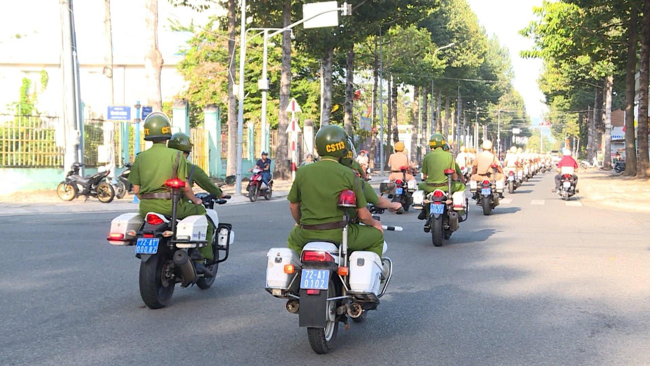 Lực lượng công an cũng tăng cường tuyên truyền, vận động nhân dân nâng cao cảnh giác, tố giác tội phạm.