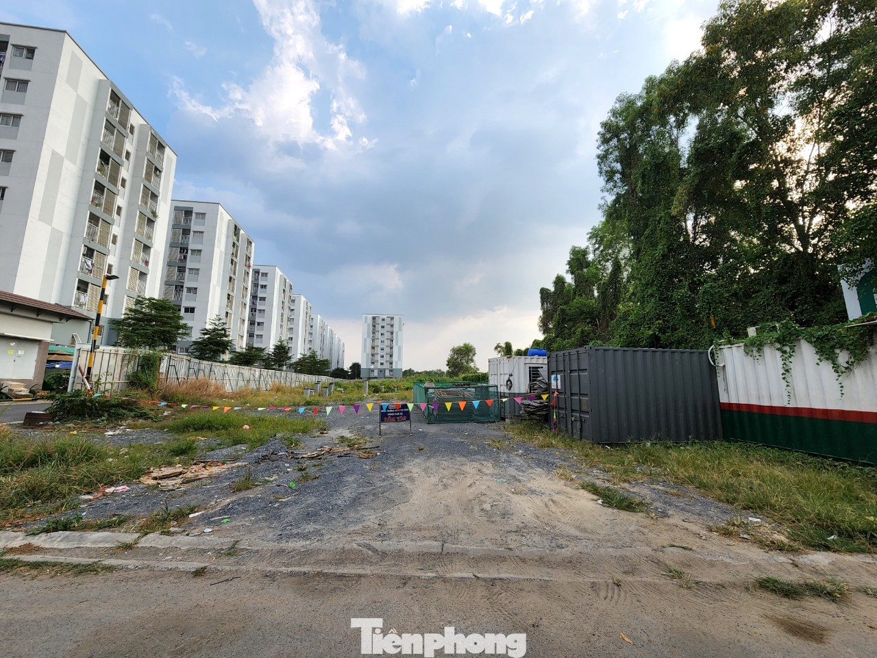 Dù đã được động thổ gần 1 năm, nhưng khu đất này chỉ vẫn là bãi đất trống, chưa có hoạt động xây dựng gì. Dù đã được động thổ gần 1 năm, nhưng khu đất này chỉ vẫn là bãi đất trống, chưa có hoạt động xây dựng gì.