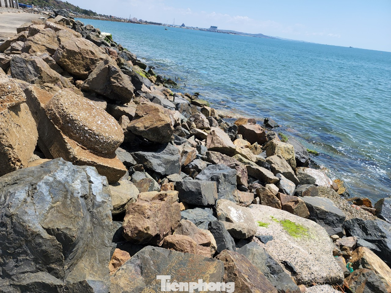 Trước khi làm kè và hiện nay cũng không có doanh nghiệp nào đăng ký đầu tư vào khu vực này.