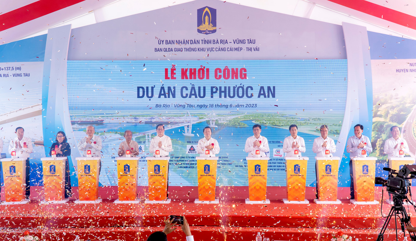Các đại biểu nhấn nút khởi công dự án cầu Phước An.