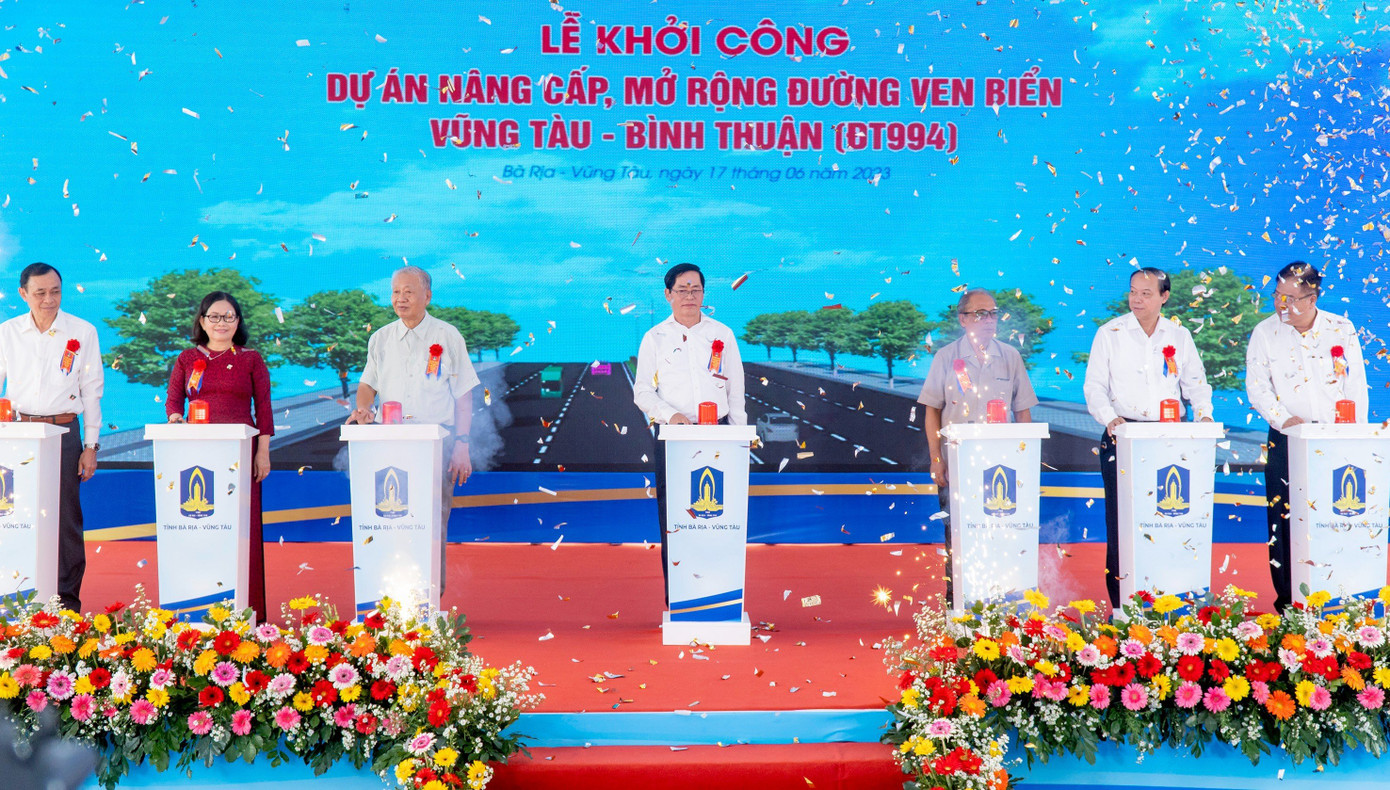 Các đại biểu bấm nút khởi công dự án nâng cấp, mở rộng đường ven biển Vũng Tàu - Bình Thuận (ĐT994).