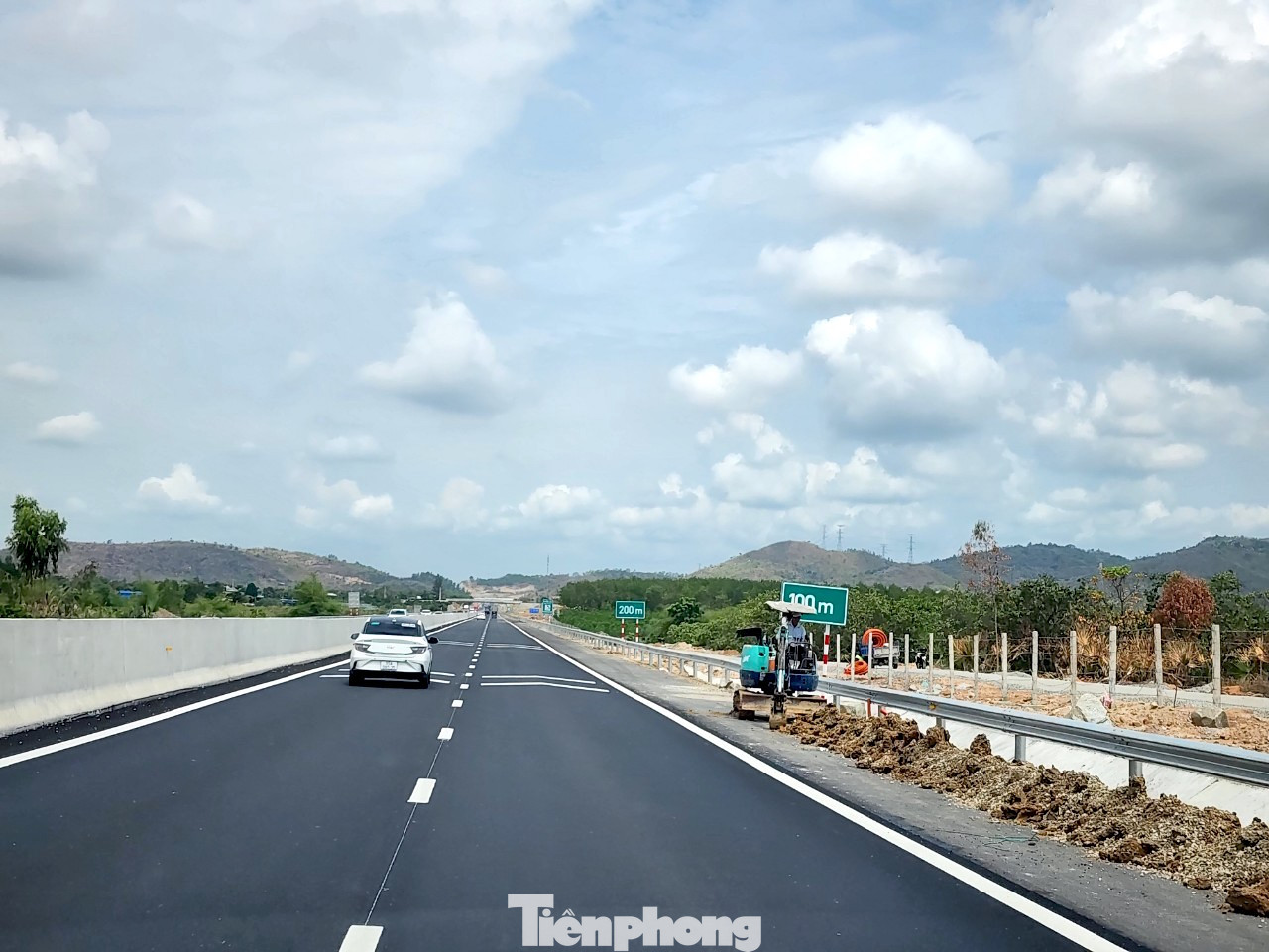 Cao tốc Phan Thiết - Dầu Giây vẫn đang ngổn ngang dù đã thông xe gần 1 tháng.