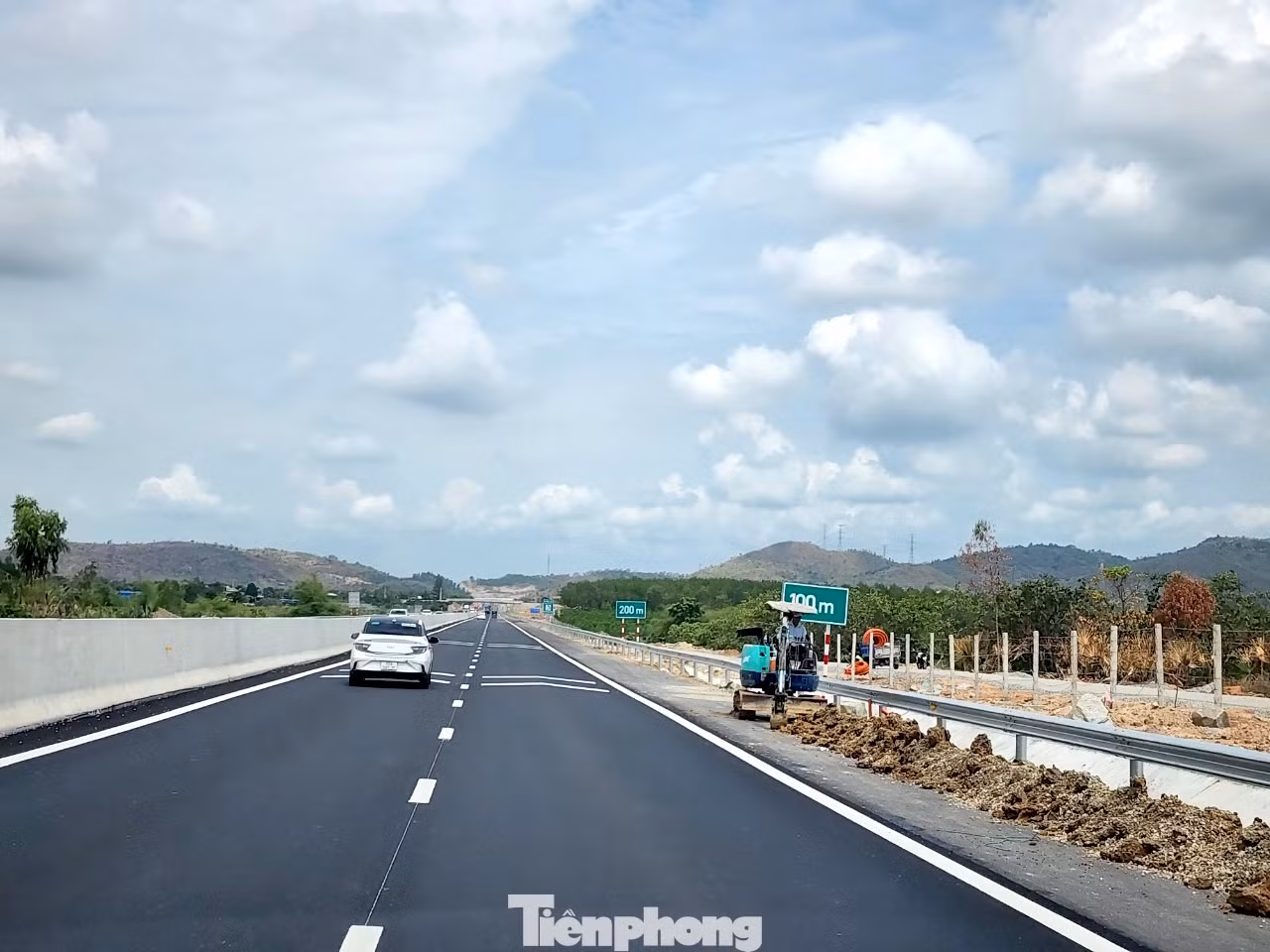 Cao tốc Phan Thiết - Dầu Giây vẫn đang ngổn ngang dù đã thông xe gần 1 tháng.