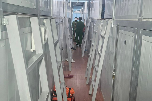 NóCăn nhà 1 trệt, 4 lầu, có diện tích khoảng 516m2 nằm trên đường Nguyễn Thiện Thuật (phường 14, quận Bình Thạnh, TPHCM) được chủ nhà biến thành sleepbox và lực lượng chức năng kiểm tra hôm 13/10. Ảnh: H.T.