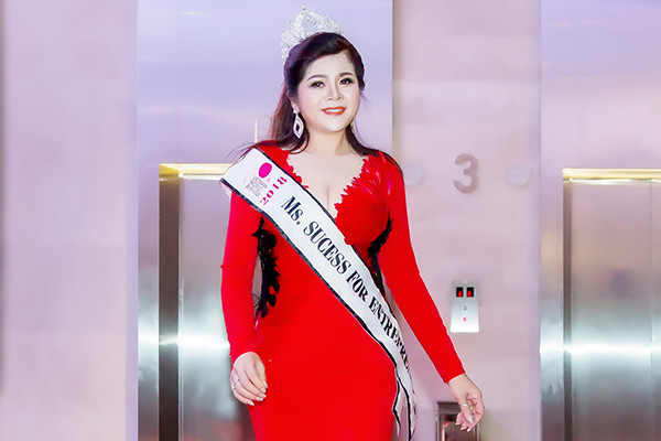 Bà Lý Thị Minh Nguyệt từng nhiều lần được tôn vinh tại các cuộc thi nhan sắc dành cho giới doanh nhân. Bà Lý Thị Minh Nguyệt từng nhiều lần được tôn vinh tại các cuộc thi nhan sắc dành cho giới doanh nhân.