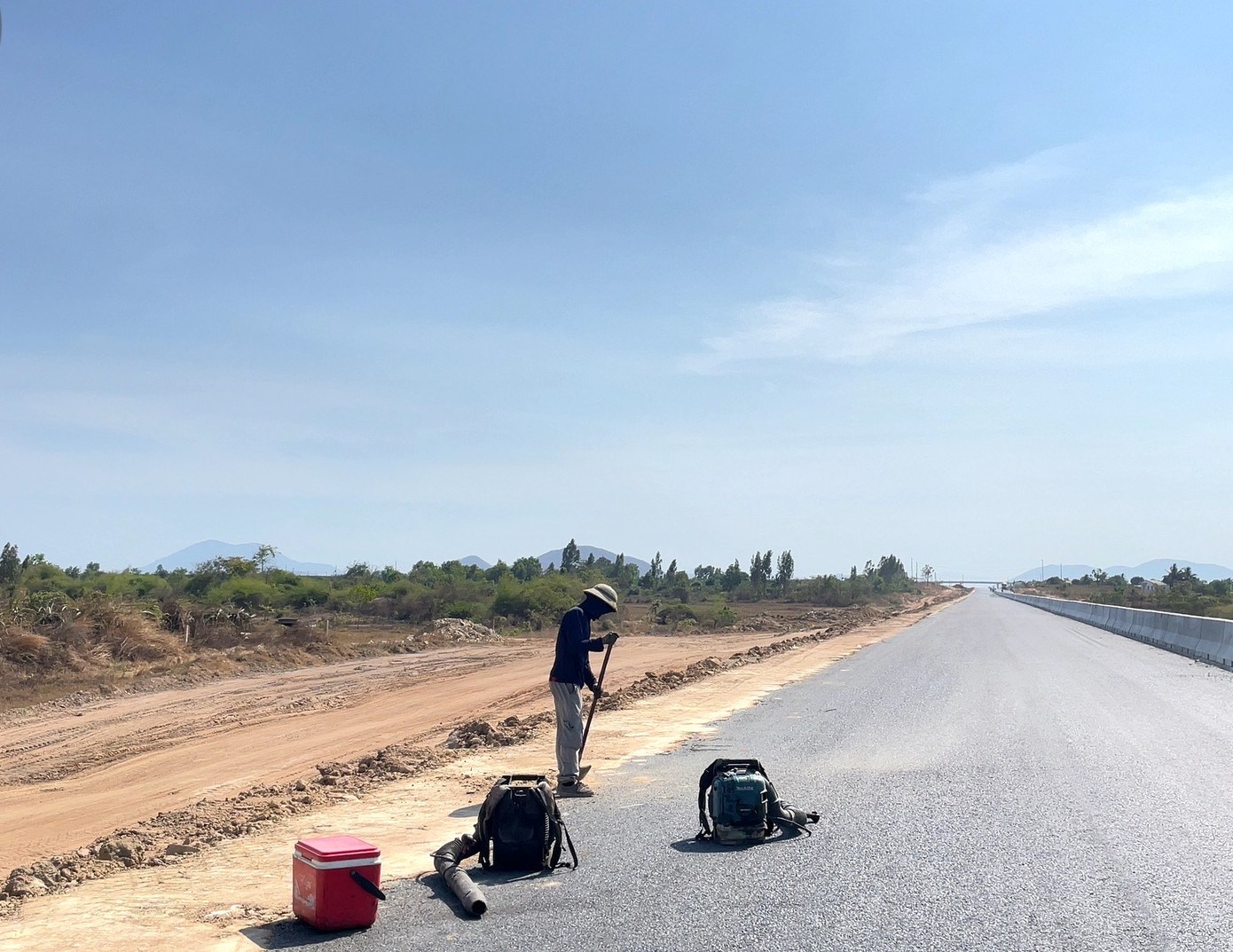 Việc lắp dải phân cách cứng giữa hai phần đường đã cơ bản hoàn tất. Việc lắp dải phân cách cứng giữa hai phần đường đã cơ bản hoàn tất.