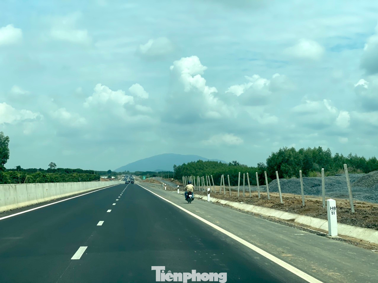 Nhiều công nhân của nhà thầu cũng chạy xe máy trên cao tốc. Nhiều công nhân của nhà thầu cũng chạy xe máy trên cao tốc.