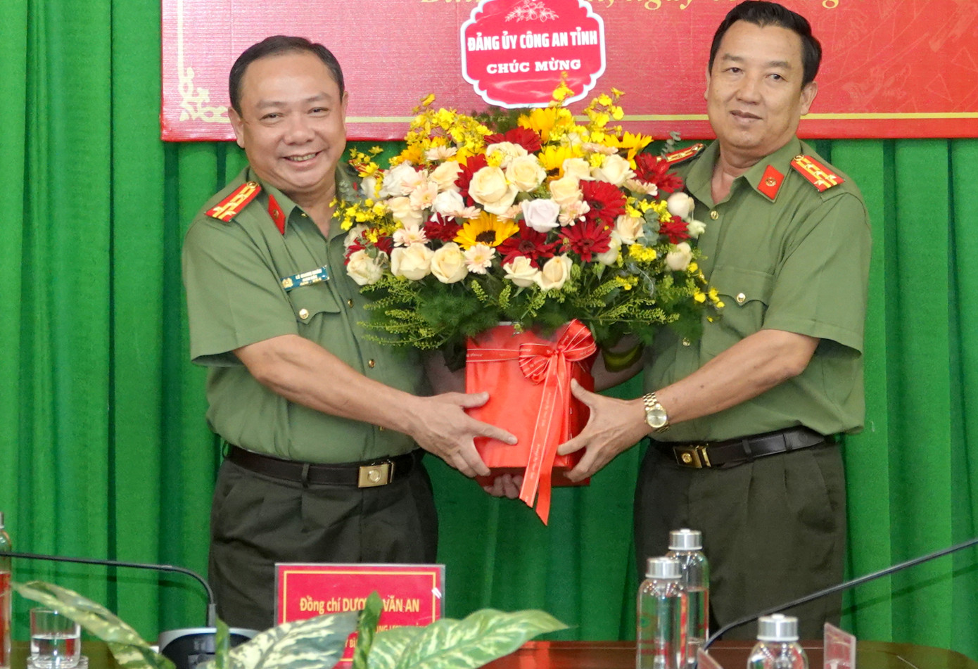 Đại tá Trần Văn Mười - Phó giám đốc Công an tỉnh Bình Thuận tặng hoa chúc mừng đại tá Lê Quang Nhân. Đại tá Trần Văn Mười - Phó giám đốc Công an tỉnh Bình Thuận tặng hoa chúc mừng đại tá Lê Quang Nhân.