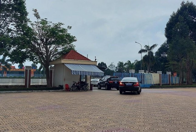 Nhiều ô tô và công an xuất hiện trong sân trụ sở UBND huyện Đất Đỏ hồi cuối tháng 10/2022. Ảnh: PLO.