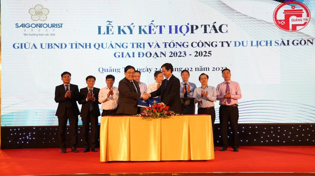 Lãnh đạo Tổng Công ty Du lịch Sài Gòn TNHH MTV (Saigontourist Group) và UBND tỉnh Quảng Trị thực hiện nghi thức ký kết phát triển du lịch giai đoạn 2023-2025.