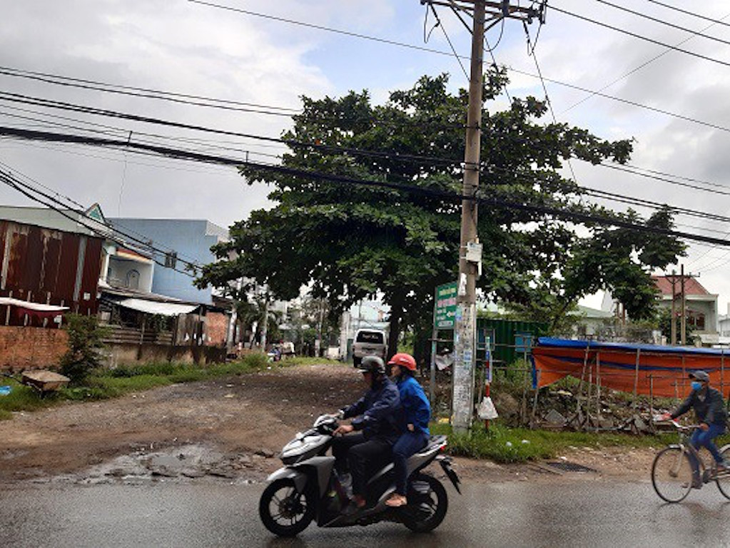 Khu đất nằm trên đường Hồ Học Lãm, quận Bình Tân khiến bà Trần Uyên Phương bị tố lừa đảo chiếm đoạt tài sản. Hiện, khu đất này đang bị ngăn chặn mọi biến động.