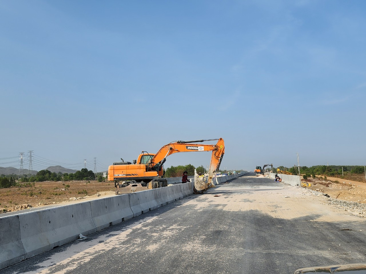 Công nhân đang thi công, lắp đặt con lươn ở giữa. Công nhân đang thi công, lắp đặt con lươn ở giữa.