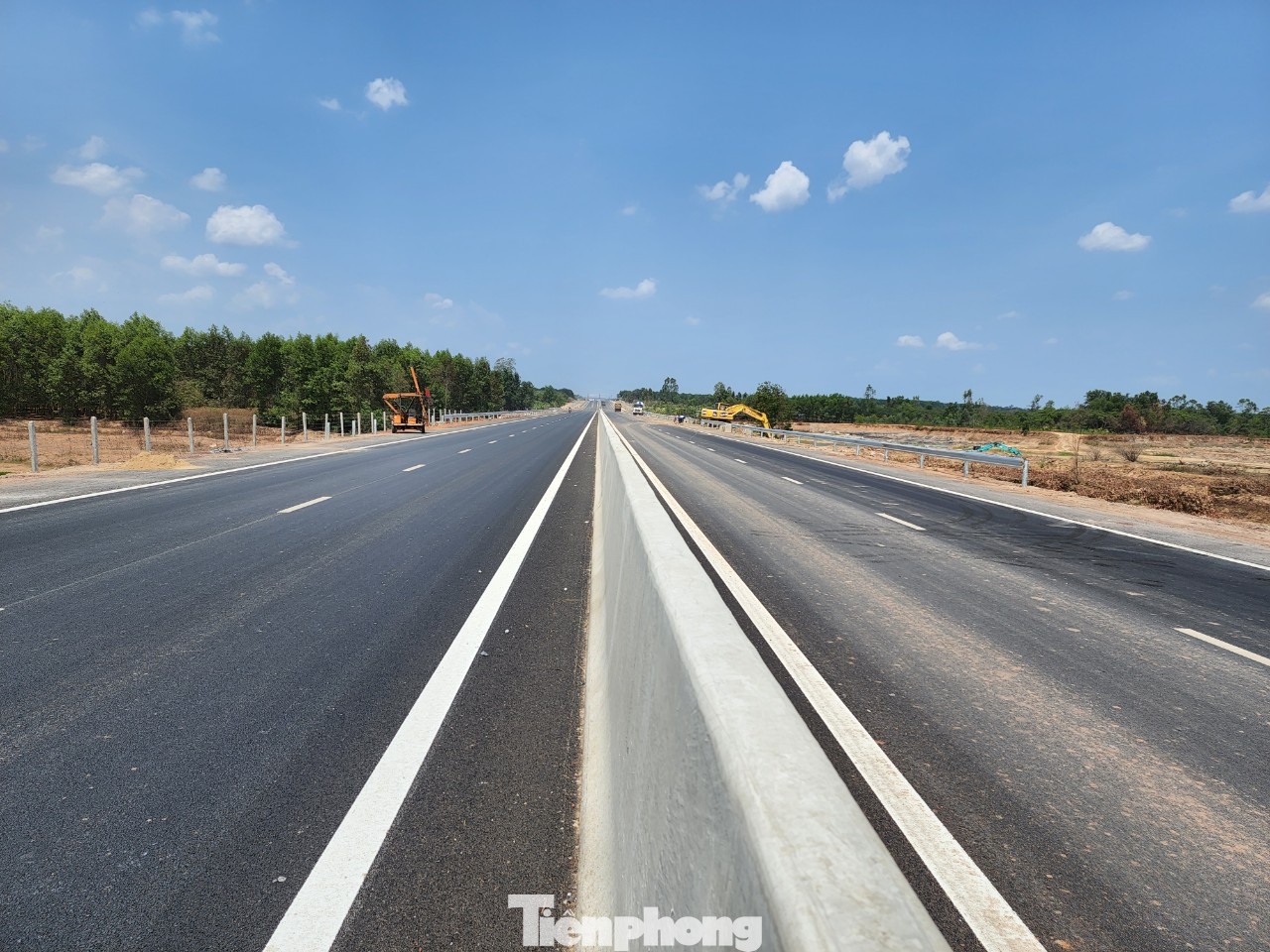 Dự án đường cao tốc Phan Thiết - Dầu Giây dài 99 km, nối Đồng Nai và Bình Thuận, khởi công tháng 9/2020 với tổng vốn đầu tư hơn 12.500 tỷ đồng, quy mô 6 làn xe. Dự án đường cao tốc Phan Thiết - Dầu Giây dài 99 km, nối Đồng Nai và Bình Thuận, khởi công tháng 9/2020 với tổng vốn đầu tư hơn 12.500 tỷ đồng, quy mô 6 làn xe.