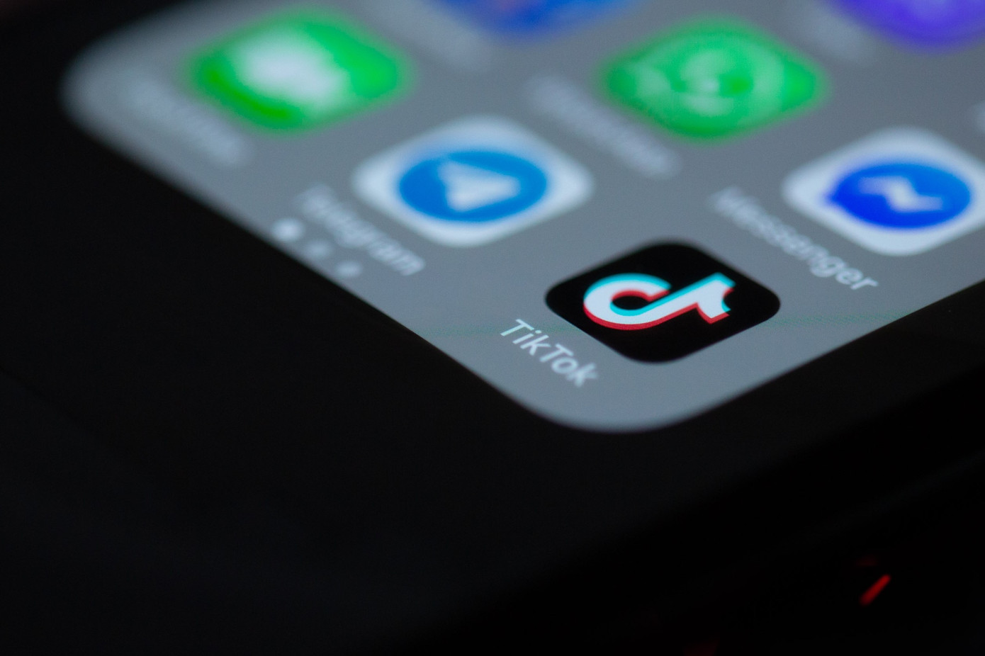 Thuật toán phân phối nội dung của TikTok liên tục phát triển và thay đổi dựa trên hành vi và phản hồi của người dùng. Thuật toán phân phối nội dung của TikTok liên tục phát triển và thay đổi dựa trên hành vi và phản hồi của người dùng.