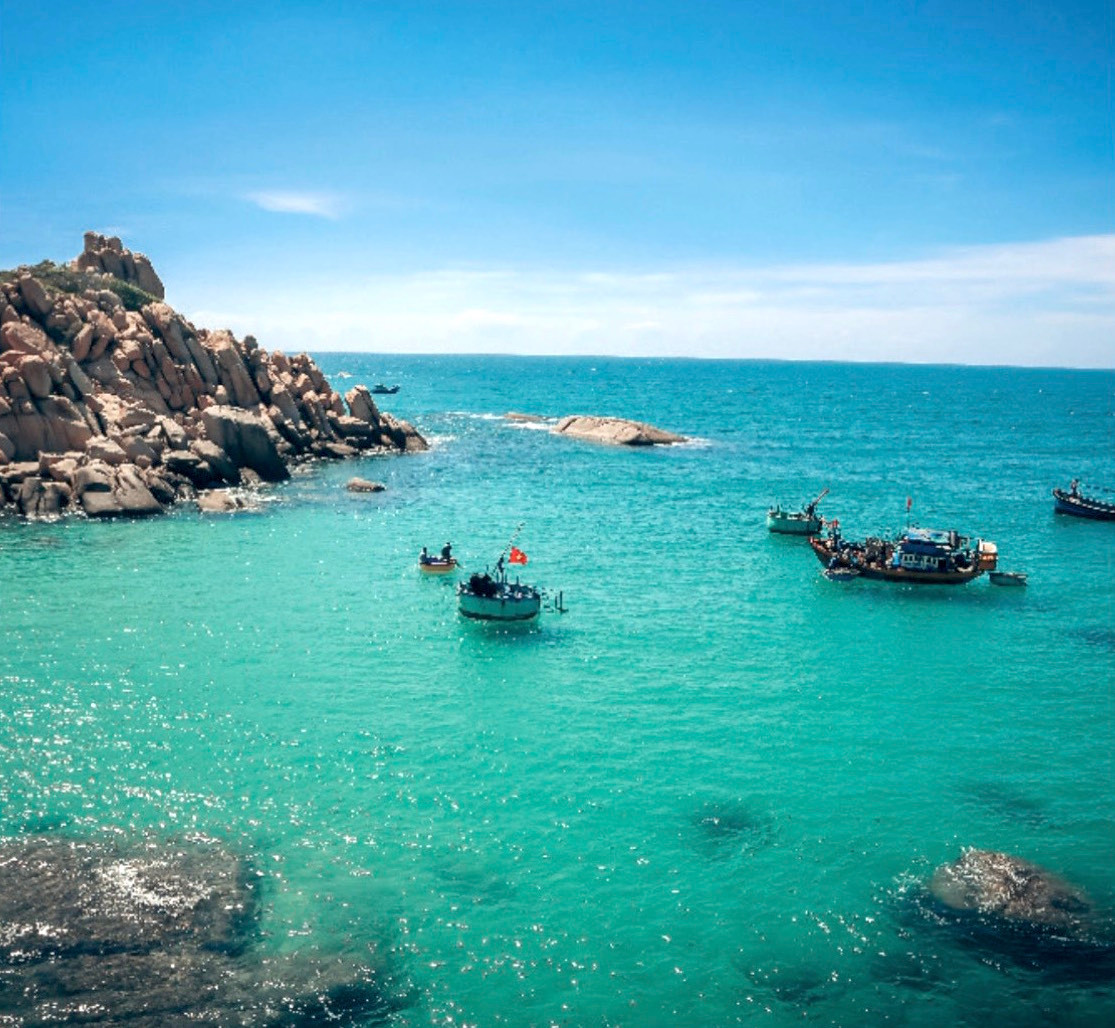 Cù Lao Câu hay còn gọi Hòn Câu là một đảo nhỏ với chiều dài khoảng 1,5 km thuộc huyện Tuy Phong (tỉnh Bình Thuận). Gần đây, hòn đảo này được dân mê xê dịch khám phá và xuýt xoa bởi độ xanh trong của nước biển đến mức dễ dàng nhìn thấy đáy, bãi cát trắng trải dài và những khối đá nhiều hình dạng khác nhau đã làm xao xuyến khách du lịch khi đặt chân đến đây. Cù Lao Câu hay còn gọi Hòn Câu là một đảo nhỏ với chiều dài khoảng 1,5 km thuộc huyện Tuy Phong (tỉnh Bình Thuận). Gần đây, hòn đảo này được dân mê xê dịch khám phá và xuýt xoa bởi độ xanh trong của nước biển đến mức dễ dàng nhìn thấy đáy, bãi cát trắng trải dài và những khối đá nhiều hình dạng khác nhau đã làm xao xuyến khách du lịch khi đặt chân đến đây.