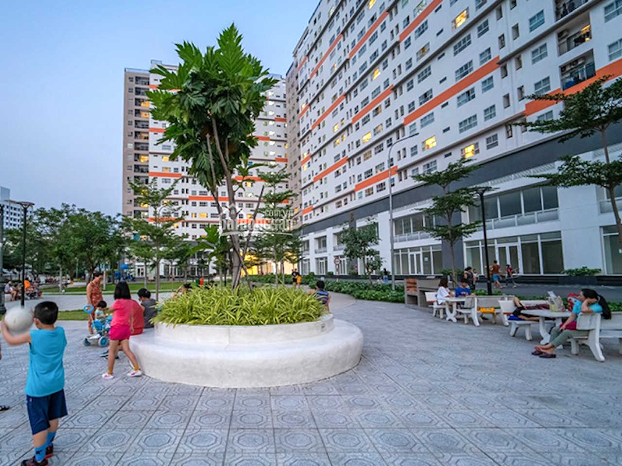 HoREA kiến nghị UBND TPHCM và các cơ quan có thẩm quyền sớm có kết luận dứt điểm đối với 6 dự án, để thị trường bất động sản có thể đón nhận thêm hơn 5.000 căn hộ. HoREA kiến nghị UBND TPHCM và các cơ quan có thẩm quyền sớm có kết luận dứt điểm đối với 6 dự án, để thị trường bất động sản có thể đón nhận thêm hơn 5.000 căn hộ.