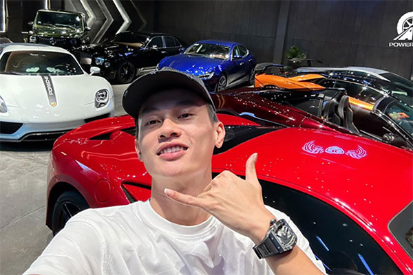 Phan Công Khanh thường xuyên khoe cuộc sống sang chảnh trên mạng xã hội.