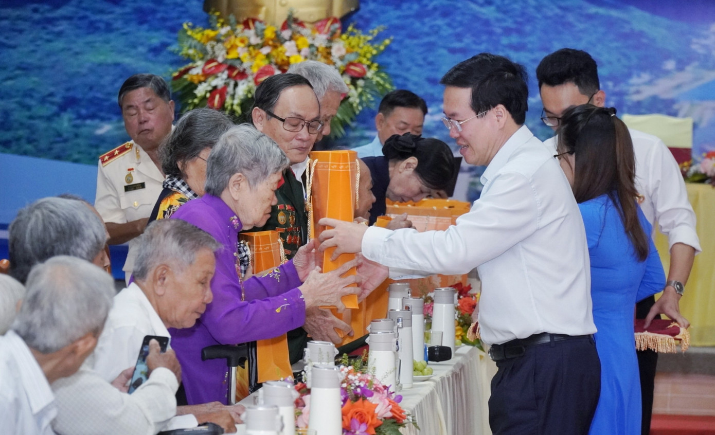 Tiếp thu các ý kiến của các cựu tù chính trị Côn Đảo tại buổi gặp mặt, Chủ tịch nước Võ Văn Thưởng đề nghị các bộ, ngành Trung ương nghiên cứu để tham mưu cho Đảng, Nhà nước các chính sách để đảm bảo cuộc sống cho người có công với đất nước, đảm bảo cho người có công có mức sống bằng với mức trung bình của người dân nơi sinh sống. Đẩy mạnh hoạt động đền ơn đáp nghĩa, đặc biệt là quy tập hài cốt liệt sĩ, tu bổ các nghĩa trang.