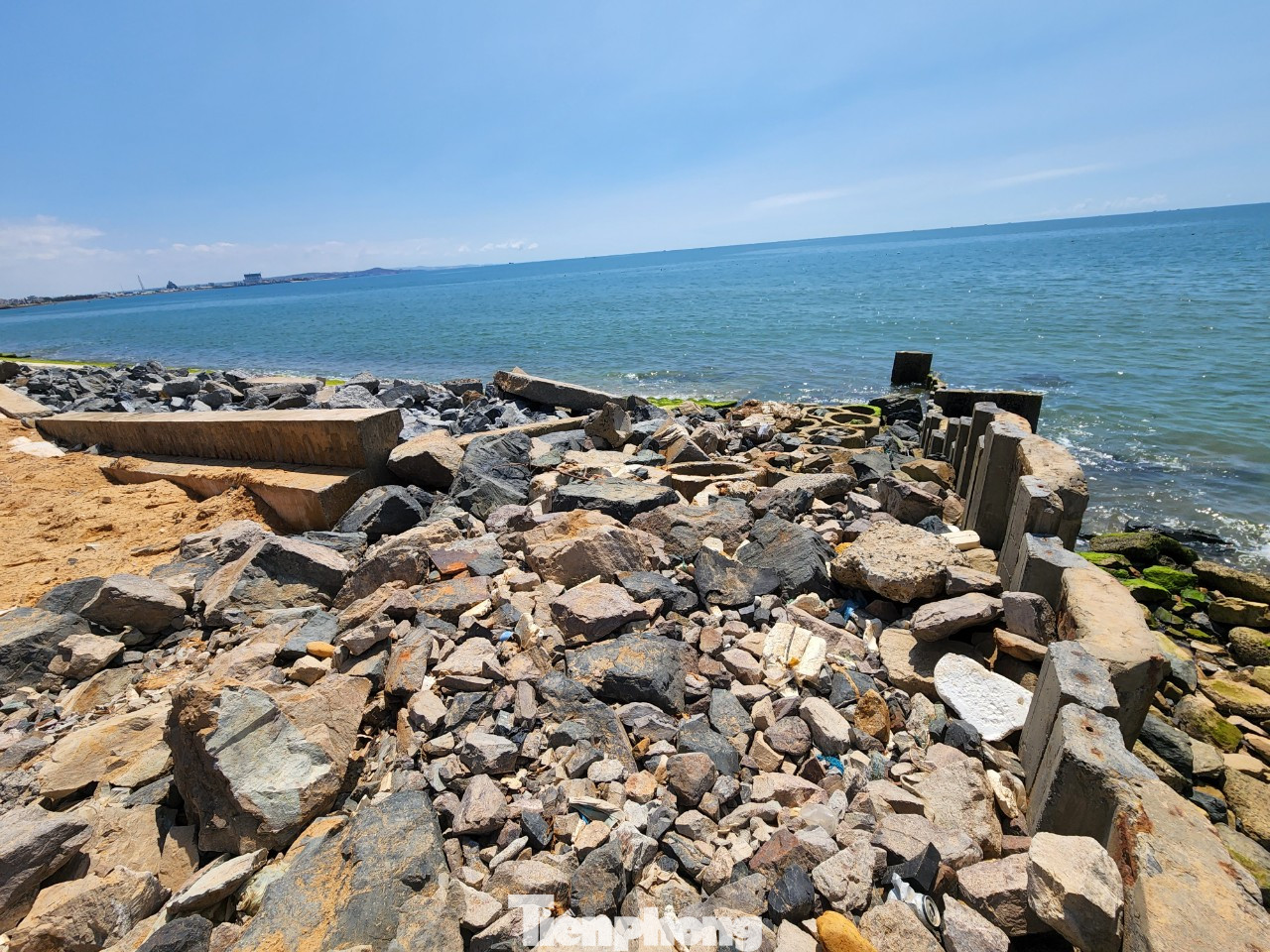 Hồi cuối tháng 3, Ủy ban Kiểm tra Tỉnh ủy Bình Thuận đã có thông báo kết luận kỳ họp thứ 22, tiến hành kỷ luật đảng viên, tổ chức Đảng theo quy định. Cụ thể, Ủy ban Kiểm tra Tỉnh ủy Bình Thuận xem xét dấu hiệu sai phạm để tiến hành kỷ luật ông Nguyễn Hữu Phước - Ủy viên Đảng ủy Khối Cơ quan và doanh nghiệp, Phó Bí thư Đảng ủy, Phó Giám đốc Sở Nông nghiệp phát triển nông thôn tỉnh Bình Thuận.