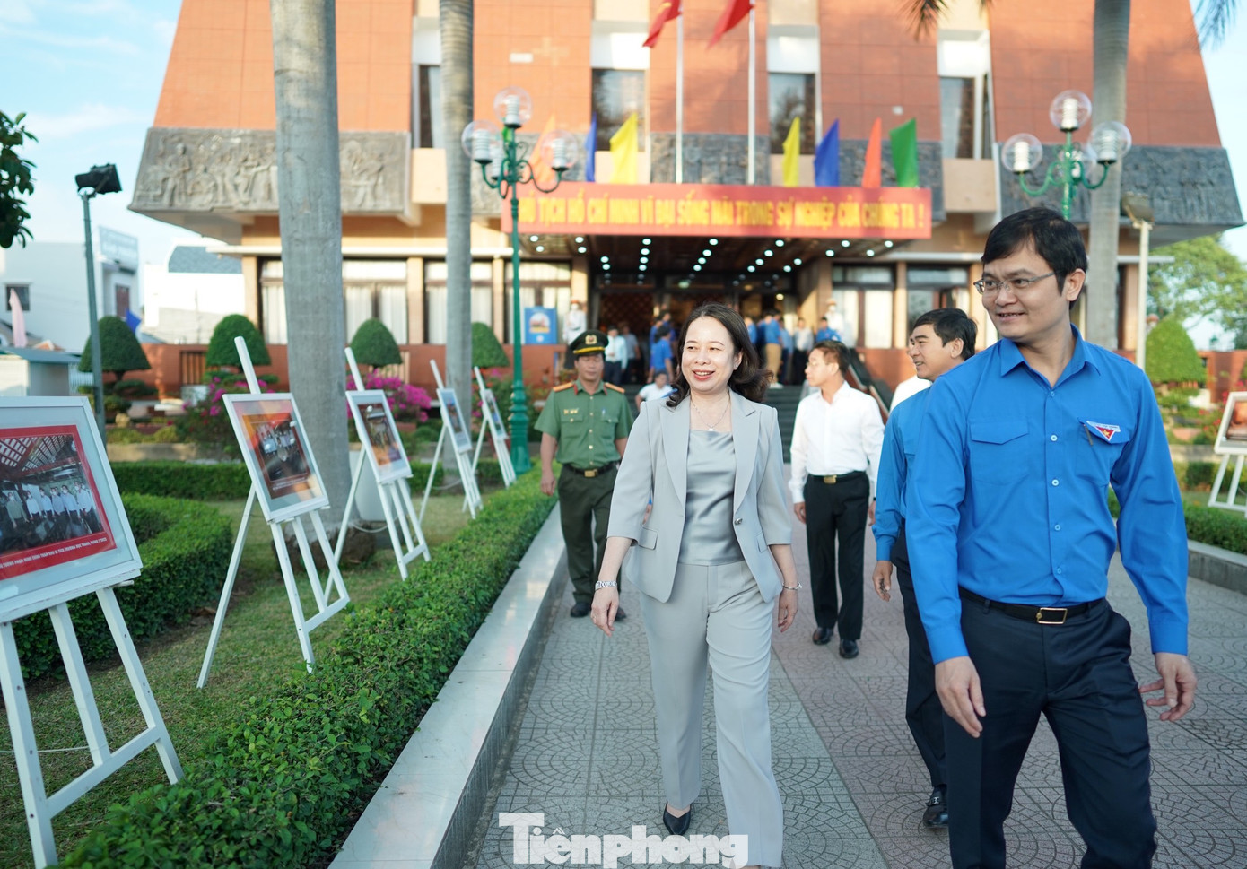 Tham gia đoàn công tác của Quyền Chủ tịch nước Võ Thị Ánh Xuân đến Bảo tàng Hồ Chí Minh - chi nhánh Bình Thuận có Bí thư Thứ nhất Trung ương Đoàn TNCS HCM Bùi Quang Huy, Bí thư Trung ương Đoàn TNCS HCM Nguyễn Minh Triết.