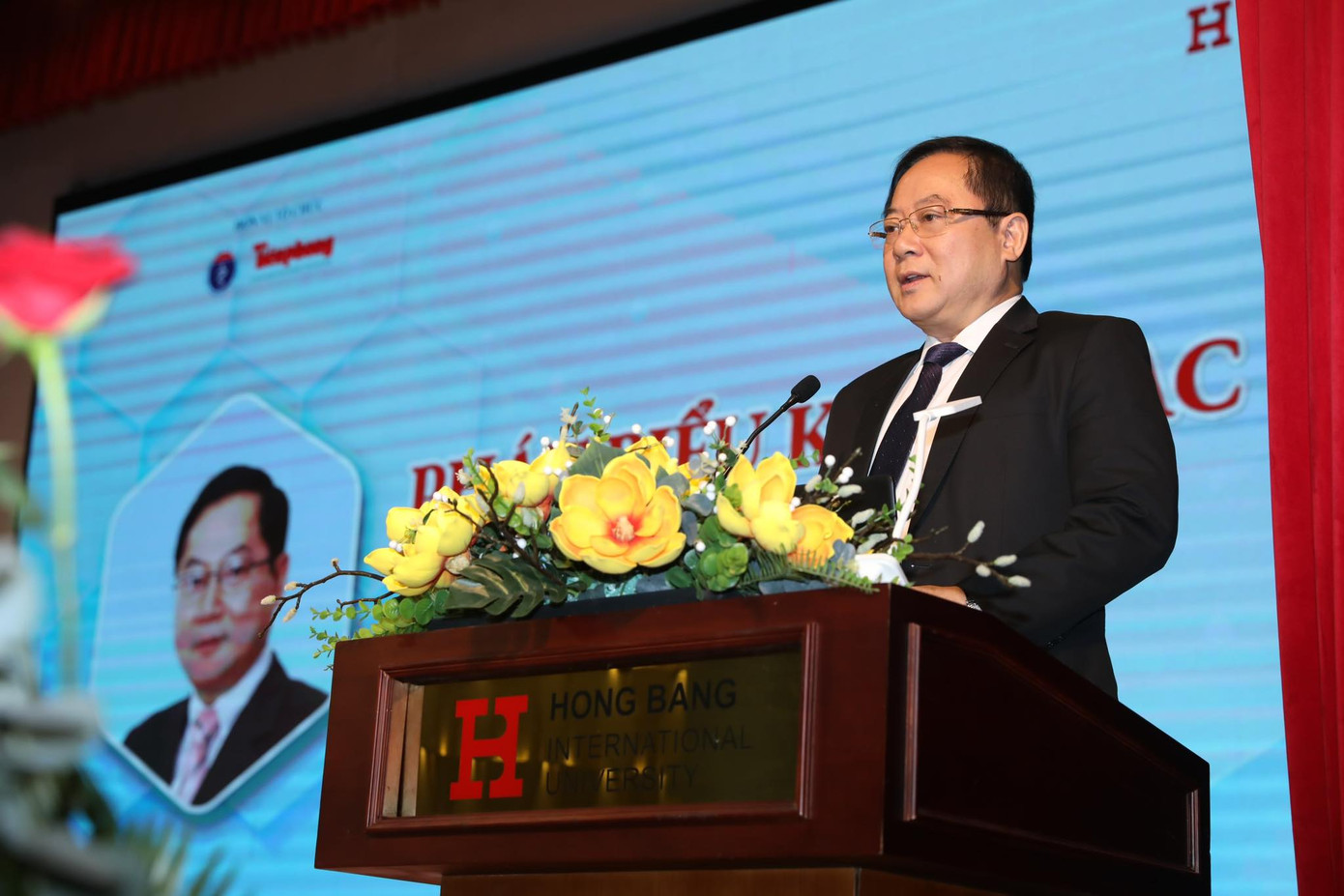 Nhà báo Lê Xuân Sơn, Tổng Biên tập báo Tiền Phong phát biểu mở đầu hội thảo. Nhà báo Lê Xuân Sơn, Tổng Biên tập báo Tiền Phong phát biểu mở đầu hội thảo.