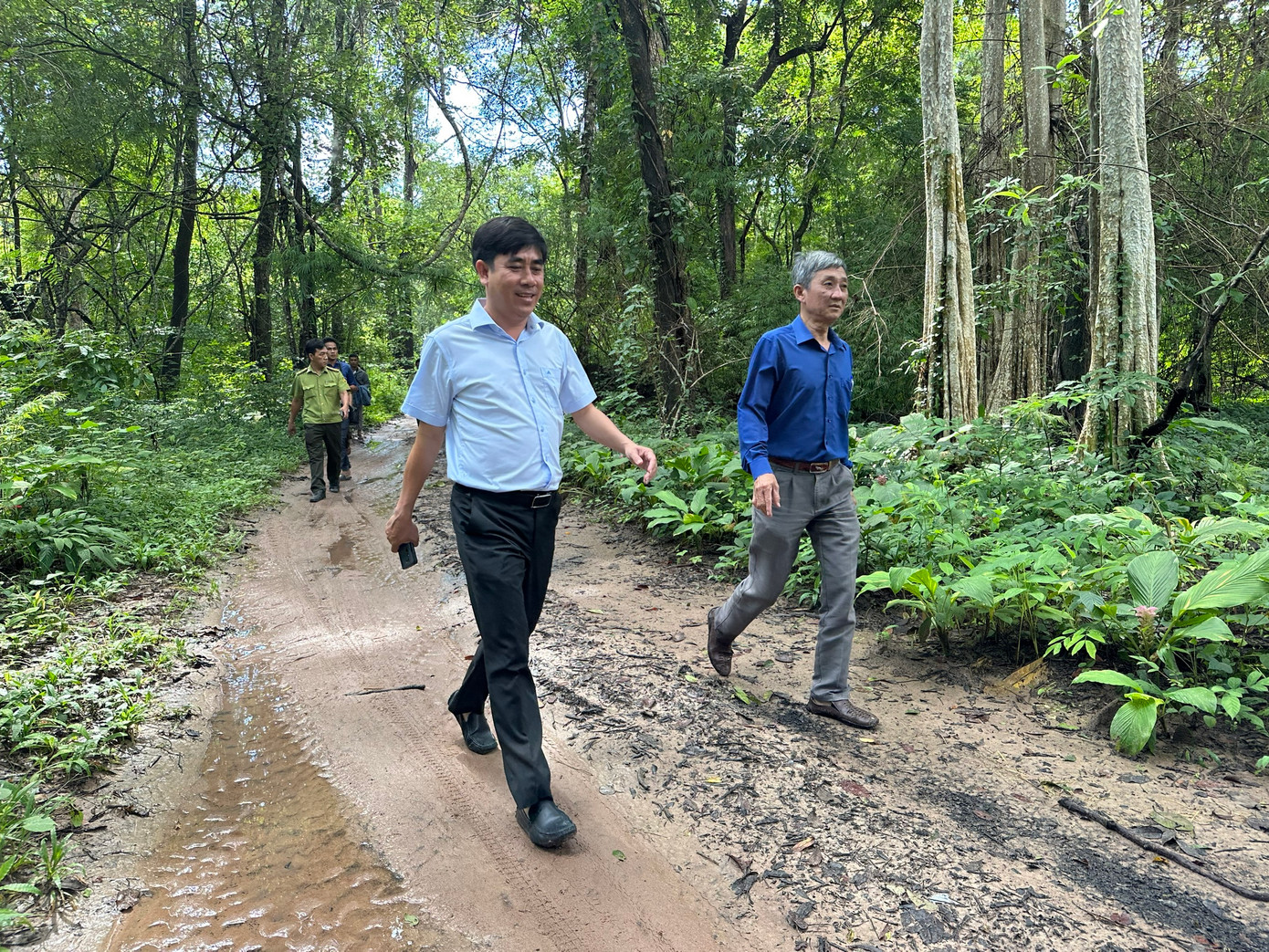 Sáng 6/9, đoàn công tác của Sở Nông nghiệp Phát triển Nông thôn tỉnh Bình Thuận do ông Lê Thanh Sơn (áo xanh lam), Phó giám đốc Sở Nông nghiệp Phát triển Nông thôn tỉnh dẫn đầu đã vào rừng thuộc khu vực thực hiện dự án hồ thuỷ lợi Ka-Pét ở huyện Hàm Thuận Nam để khảo sát thực tế.