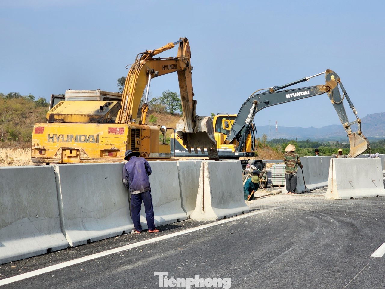 Nhiều đoạn trên cao tốc Dầu Giây - Phan Thiết, con lươn giữa đường chưa xong. Nhiều đoạn trên cao tốc Dầu Giây - Phan Thiết, con lươn giữa đường chưa xong.