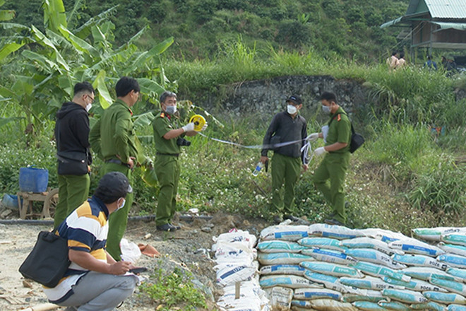 Lực lượng Kỹ thuật hình sự khám nghiệm hiện trường.