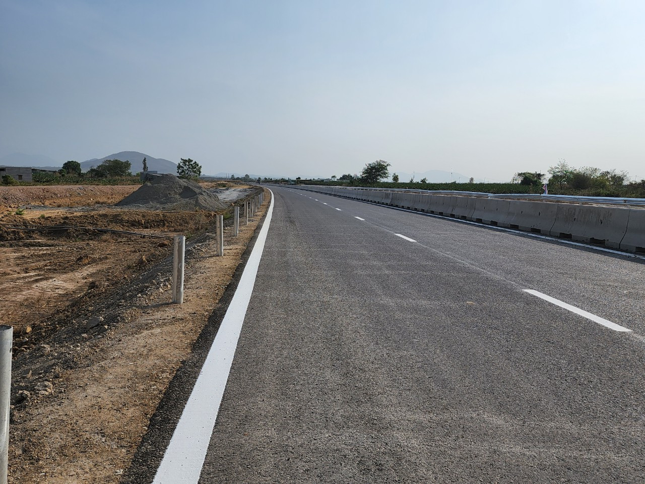 Toàn tuyến chính của cao tốc Vĩnh Hảo - Phan Thiết đã cơ bản hoàn thành. Trên công trường nhà thầu đang khẩn trương hoàn thiện lắp đặt biển báo, tấm chống lóa và thi công các cầu vượt, nút giao... Toàn tuyến chính của cao tốc Vĩnh Hảo - Phan Thiết đã cơ bản hoàn thành. Trên công trường nhà thầu đang khẩn trương hoàn thiện lắp đặt biển báo, tấm chống lóa và thi công các cầu vượt, nút giao...