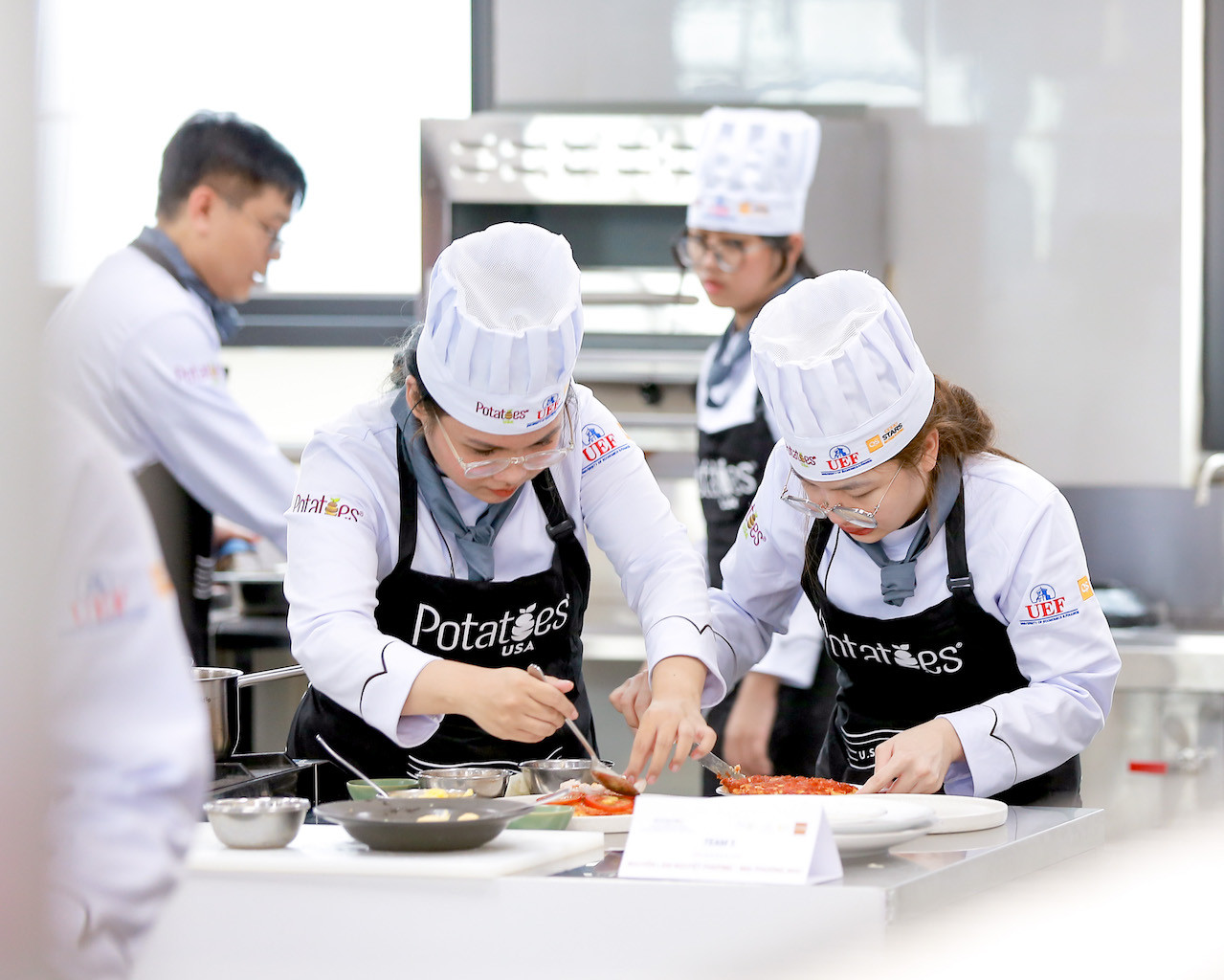 Hoạt động nhằm hai mục tiêu, trang bị kiến thức thực tế cho sinh viên khối ngành Nhà hàng, khách sạn của trường ĐH Kinh tế - Tài chính TP. HCM. Hoạt động nhằm hai mục tiêu, trang bị kiến thức thực tế cho sinh viên khối ngành Nhà hàng, khách sạn của trường ĐH Kinh tế - Tài chính TP. HCM.