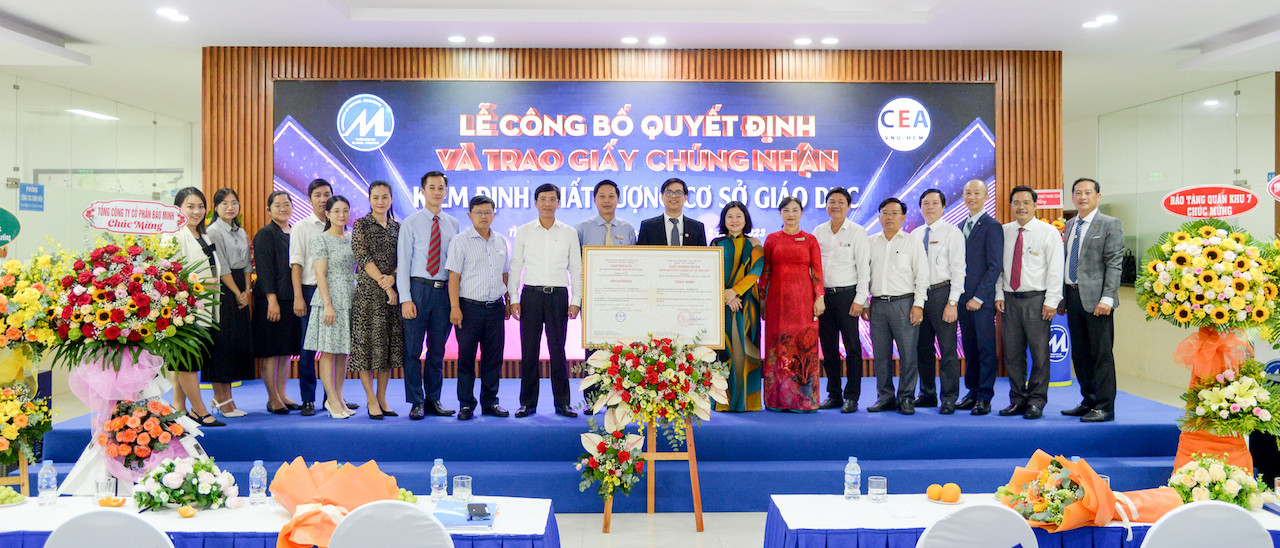 Lãnh đạo Trường Đại học Tài chính - Marketing, Trung tâm Kiểm định chất lượng giáo dục Đại học Quốc gia TPHCM và đại biểu chụp ảnh lưu niệm.