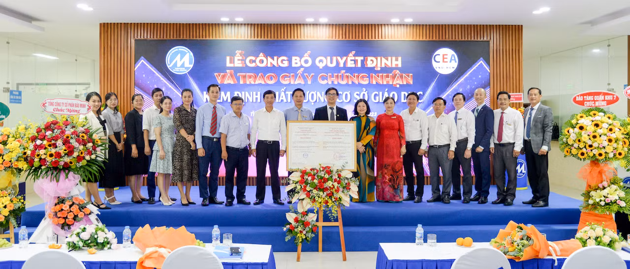 Lãnh đạo Trường Đại học Tài chính - Marketing, Trung tâm Kiểm định chất lượng giáo dục Đại học Quốc gia TPHCM và đại biểu chụp ảnh lưu niệm.