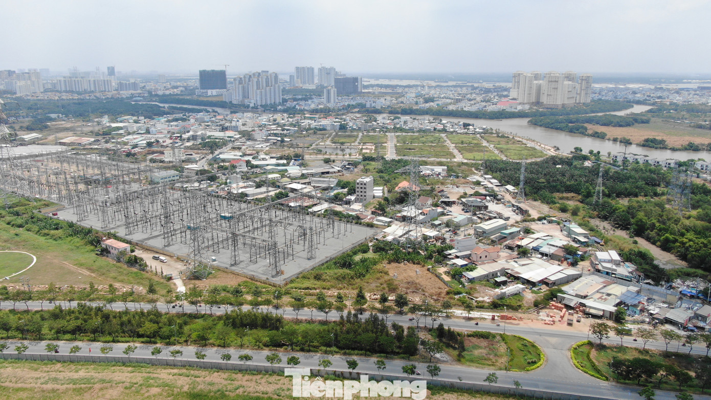 Tuy nhiên, vẫn còn nhiều nhà dân nằm xen kẽ.