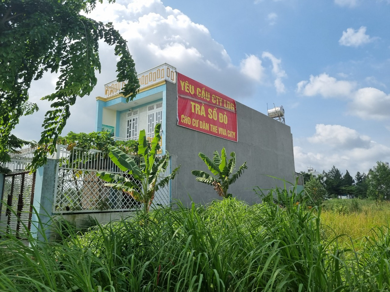 Nằm cạnh Khu dân cư Tân Thịnh, dự án Khu đô thị The Viva City có diện tích 97 ha cũng do Công ty CP Đầu tư LDG làm chủ đầu tư đang bị cư dân căng băng rôn đòi sổ đỏ.