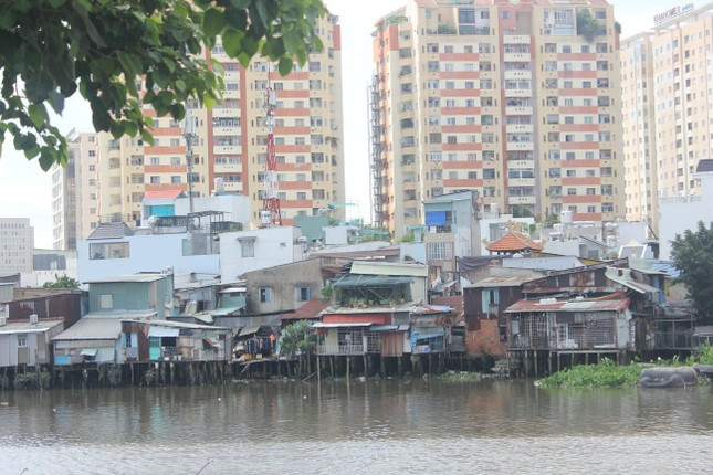 Sở Xây dựng đã trình UBND TPHCM giải pháp thí điểm cho tất cả các đối tượng là hộ gia đình đang có nhà trên, ven kênh rạch được thuê nhà ở xã hội (hoặc mua tùy khả năng) để người dân ổn định cuộc sống. Sở Xây dựng đã trình UBND TPHCM giải pháp thí điểm cho tất cả các đối tượng là hộ gia đình đang có nhà trên, ven kênh rạch được thuê nhà ở xã hội (hoặc mua tùy khả năng) để người dân ổn định cuộc sống.