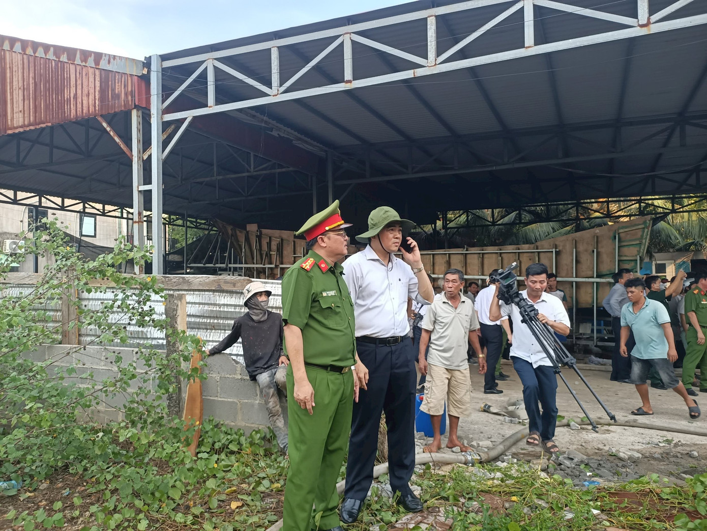 Ông Nguyễn Hoài Anh - Phó Bí thư Thường trực Tỉnh ủy - Chủ tịch HĐND tỉnh Bình Thuận đến hiện trường chỉ đạo công tác chữa cháy. Ảnh: BTO.