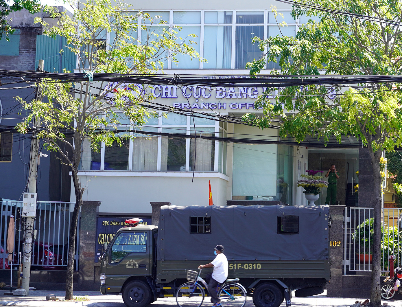 Xe chuyên dụng của Công an TPHCM đậu trước Chi cục Đăng kiểm số 9 ở Vũng Tàu. Xe chuyên dụng của Công an TPHCM đậu trước Chi cục Đăng kiểm số 9 ở Vũng Tàu.