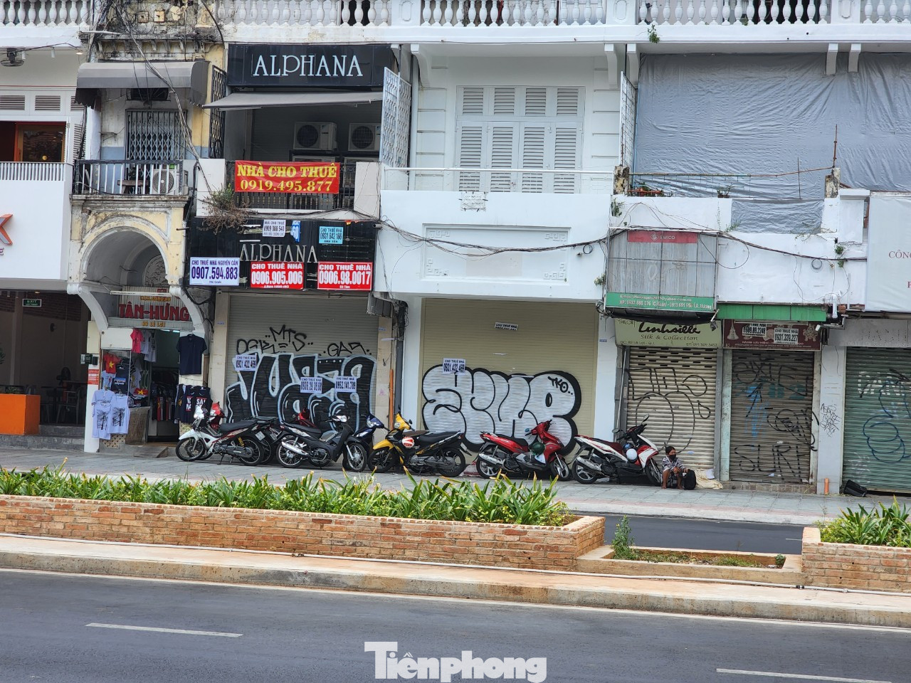 Đường Lê Lợi (quận 1) từng bị rào chắn gần chục năm để thi công tuyến metro Bến Thành - Suối Tiên. Được trả mặt bằng vào dịp 2/9 năm ngoái nhưng đến hiện tại vẫn có nhiều nhà dán bảng cho thuê.