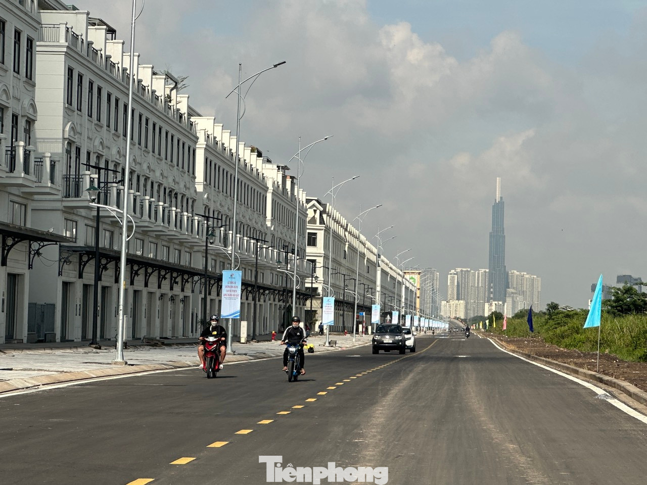 Người dân lưu thông sau khi đường song hành cao tốc TPHCM - Long Thành - Dầu Giây vừa được khánh thành, thông xe.