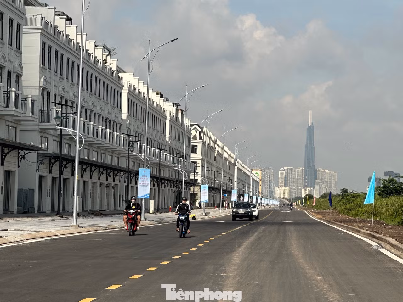Người dân lưu thông sau khi đường song hành cao tốc TPHCM - Long Thành - Dầu Giây vừa được khánh thành, thông xe.