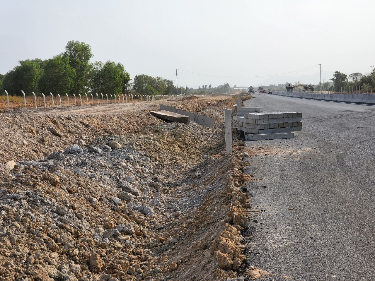 Phần đất bên cạnh cao tốc Vĩnh Hảo - Phan Thiết là giai đoạn 2 của dự án, đã được chủ đầu tư giải phóng mặt bằng. Phần đất bên cạnh cao tốc Vĩnh Hảo - Phan Thiết là giai đoạn 2 của dự án, đã được chủ đầu tư giải phóng mặt bằng.