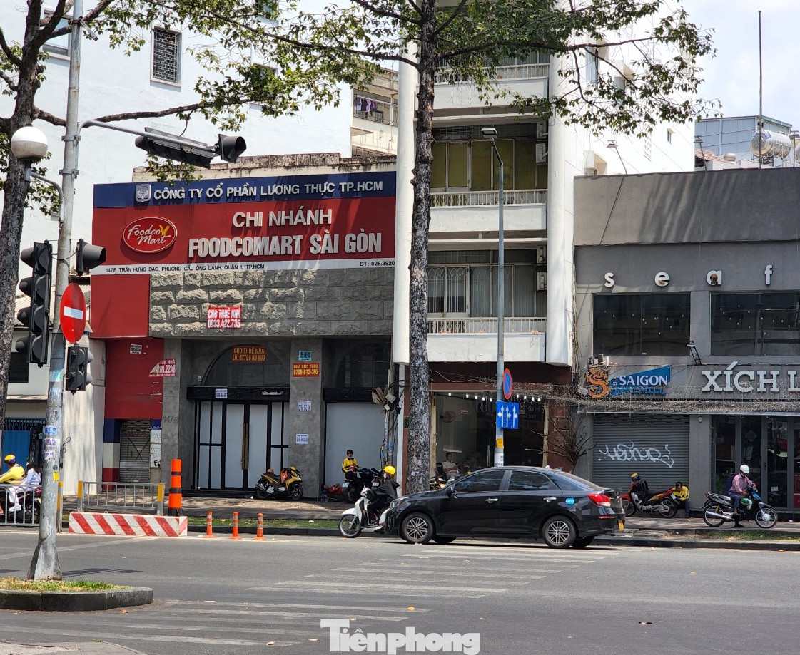 Một mặt bằng trên đường Trần Hưng Đạo, sát khu phố Tây Bùi Viện cũng đang treo bảng cho thuê