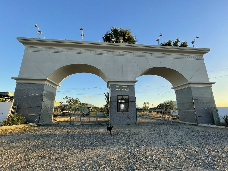 Cổng chính dẫn vào dự án Khu nhà ở Sadaco do Công ty TNHH MTV Sadaco Mỹ Xuân làm chủ đầu tư. Ảnh: Thời báo Tài chính Việt Nam. Cổng chính dẫn vào dự án Khu nhà ở Sadaco do Công ty TNHH MTV Sadaco Mỹ Xuân làm chủ đầu tư. Ảnh: Thời báo Tài chính Việt Nam.