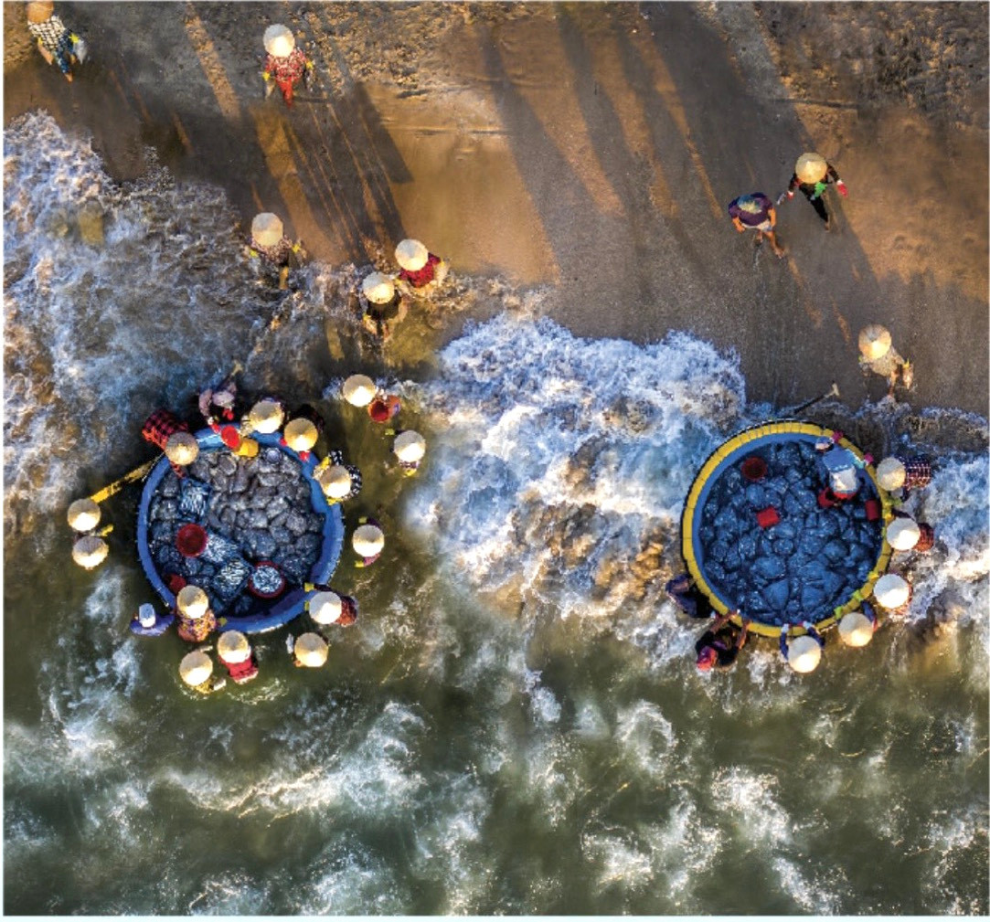 Làng chài Mũi Né hay còn được biết đến với tên gọi cảng cá Mũi Né là một ngôi làng nhỏ bình yên nằm ngay trên trục đường Huỳnh Thúc Kháng, dọc đường bờ biển dài khoảng 1 km. Với khung cảnh thiên nhiên mộc mạc, bình yên, làng chài Mũi Né luôn được xem là một trong những điểm đến không thể bỏ qua khi đến du lịch Phan Thiết. Buổi sáng sớm được xem là khoảng thời gian đẹp nhất tại làng chài Mũi Né. Khi ánh mặt trời ló rạng, tỏa ánh nắng ấm áp cũng là lúc những con thuyền đánh cá từ ngoài khơi trở về. Làng chài Mũi Né hay còn được biết đến với tên gọi cảng cá Mũi Né là một ngôi làng nhỏ bình yên nằm ngay trên trục đường Huỳnh Thúc Kháng, dọc đường bờ biển dài khoảng 1 km. Với khung cảnh thiên nhiên mộc mạc, bình yên, làng chài Mũi Né luôn được xem là một trong những điểm đến không thể bỏ qua khi đến du lịch Phan Thiết. Buổi sáng sớm được xem là khoảng thời gian đẹp nhất tại làng chài Mũi Né. Khi ánh mặt trời ló rạng, tỏa ánh nắng ấm áp cũng là lúc những con thuyền đánh cá từ ngoài khơi trở về.