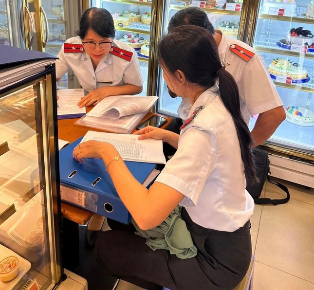 Lực lượng chức năng tiến hành kiểm tra cửa hàng bánh Givral (đường Xô Viết Nghệ Tĩnh, phường 22, quận Bình Thạnh, TPHCM) vào ngày 3/10. Lực lượng chức năng tiến hành kiểm tra cửa hàng bánh Givral (đường Xô Viết Nghệ Tĩnh, phường 22, quận Bình Thạnh, TPHCM) vào ngày 3/10.