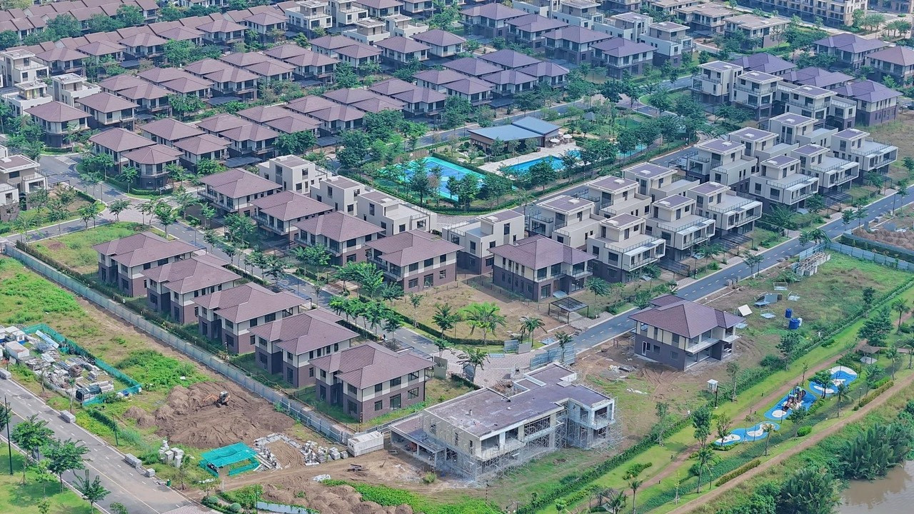 Tiến trình phục hồi của thị trường bất động sản chắc chắn sẽ tiếp tục phân hóa theo phân khúc và khu vực bởi khả năng hấp thụ khác nhau. Tiến trình phục hồi của thị trường bất động sản chắc chắn sẽ tiếp tục phân hóa theo phân khúc và khu vực bởi khả năng hấp thụ khác nhau.