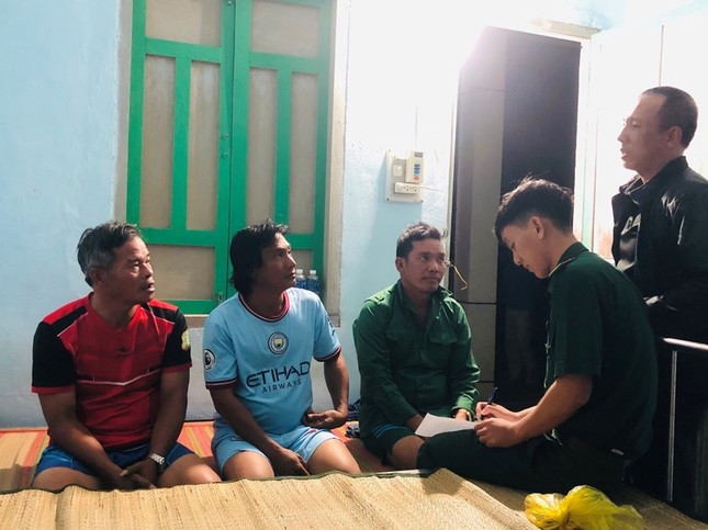 Các thuyền viên trên sà lan LA-05923, bị chìm hôm 8/3 ở vùng biển đảo Phú Quý được cứu sống. Hiện tại, sà lan LA-05923 còn 2 người khác bị mất tích.