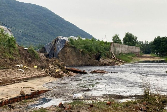 Khu vực hồ chứa chất thải sinh hoạt của Công ty TNHH Sản xuất Thương mại Đại Nam, nằm trong khu xử lý chất thải Tóc Tiên, xã Tóc Tiên bị vỡ. Khu vực hồ chứa chất thải sinh hoạt của Công ty TNHH Sản xuất Thương mại Đại Nam, nằm trong khu xử lý chất thải Tóc Tiên, xã Tóc Tiên bị vỡ.