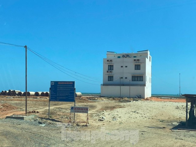 Dự án Hamubay Phan Thiết của Công ty TNHH Đầu tư Xây dựng Trường Phúc Hải bị Sở Xây dựng tỉnh Bình Thuận chấn chỉnh vì thực hiện việc rao bán, chuyển nhượng bất động sản thông qua các hình thức giữ chỗ, đặt chỗ, đăng ký vị trí để thu tiền của người mua.