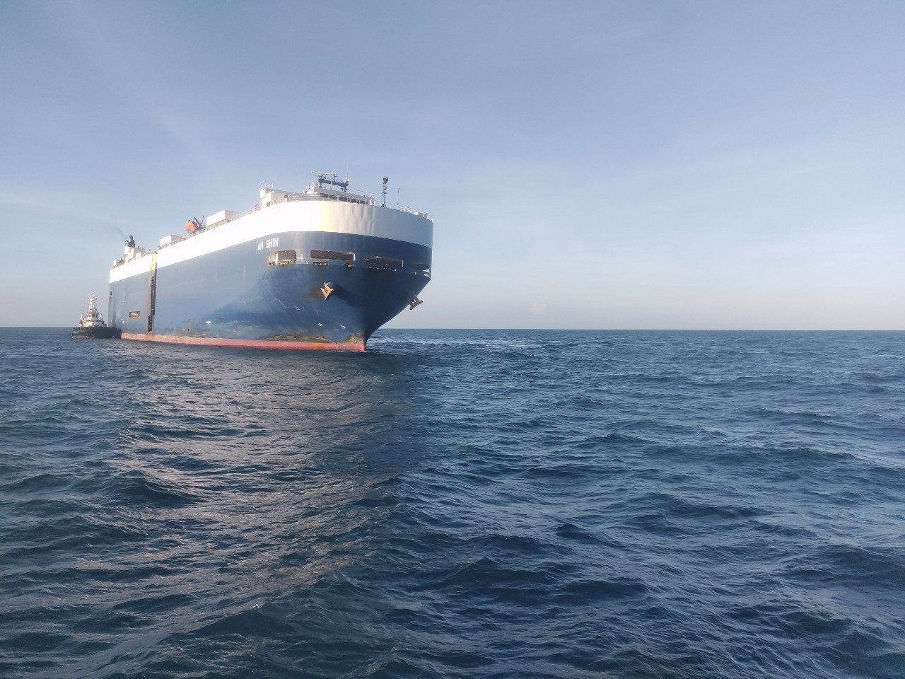 Trước đó, vào tối 4/2, lực lượng Bộ đội Biên phòng Bà Rịa-Vũng Tàu nhận được thông tin từ Công ty CP Dịch vụ Vận tải biển Hải Vân về việc tàu AH SHIN đang trên hành trình từ Hàn Quốc đến Singapore thì bất ngờ bốc cháy. Trước đó, vào tối 4/2, lực lượng Bộ đội Biên phòng Bà Rịa-Vũng Tàu nhận được thông tin từ Công ty CP Dịch vụ Vận tải biển Hải Vân về việc tàu AH SHIN đang trên hành trình từ Hàn Quốc đến Singapore thì bất ngờ bốc cháy.